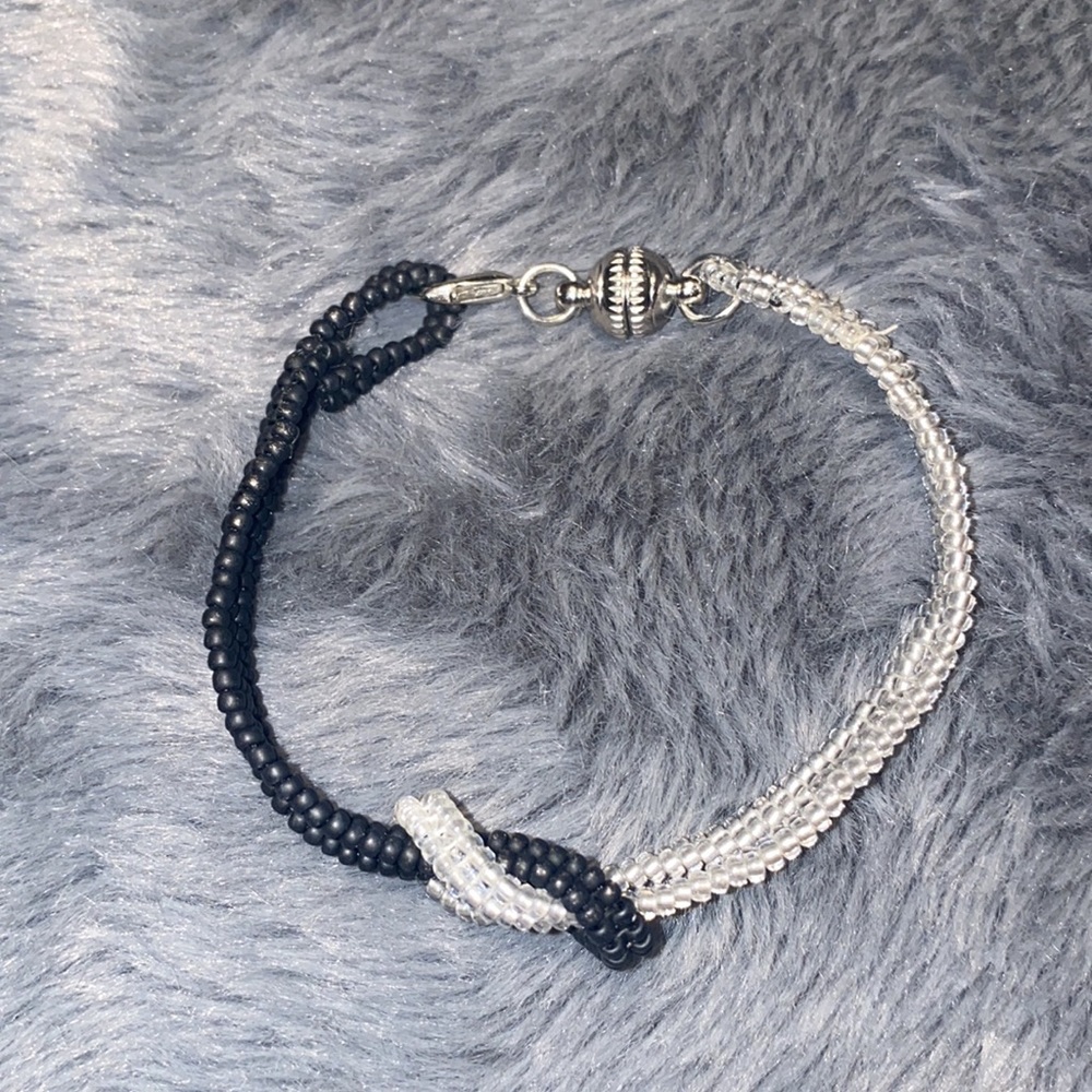 Black White Handmade Infinity Seed Bead Bracelet 7.5” NWT